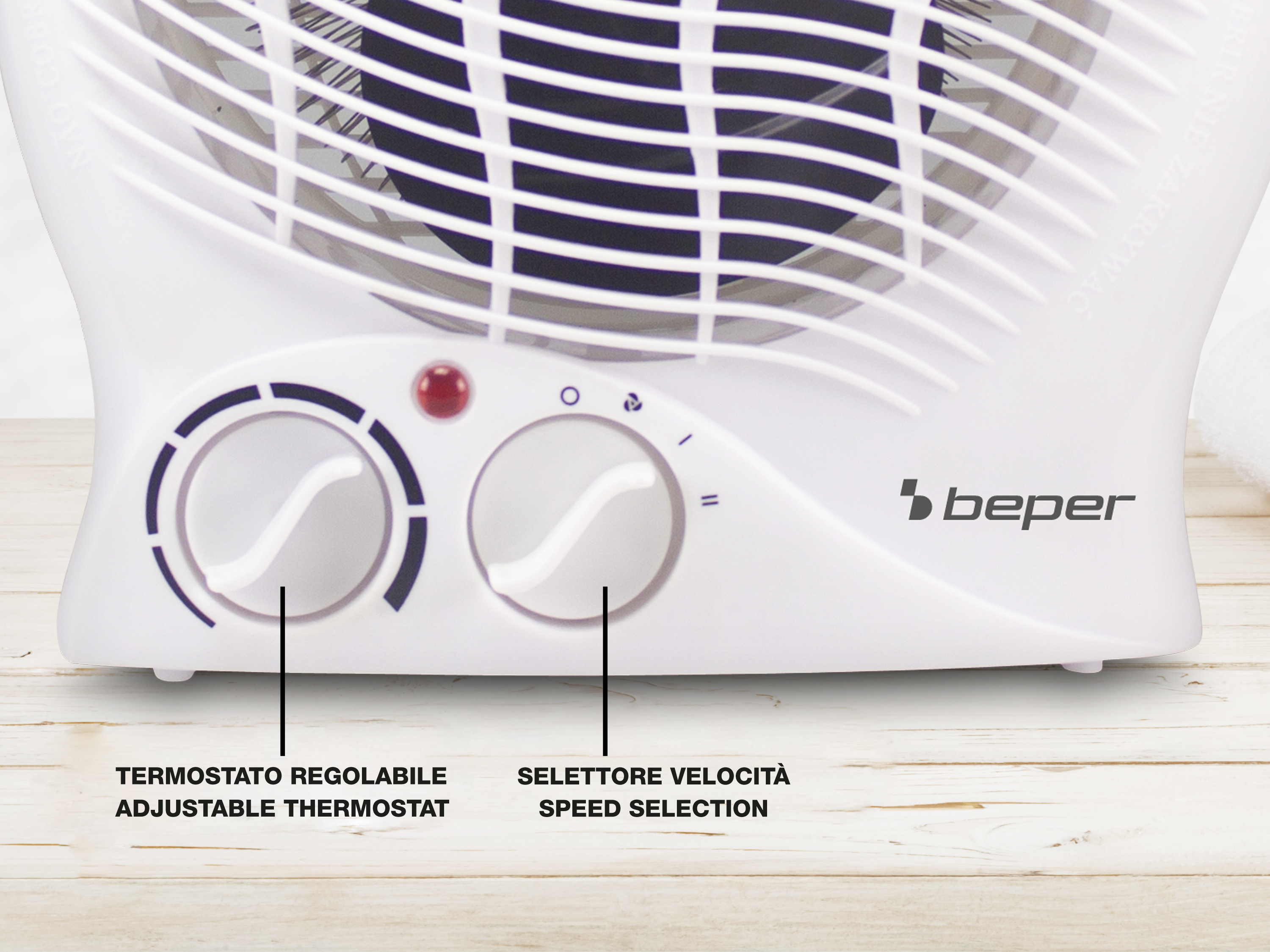 Ventilatore bianco con comandi velocità e termostato. Etichette in italiano. Sfondo in legno.