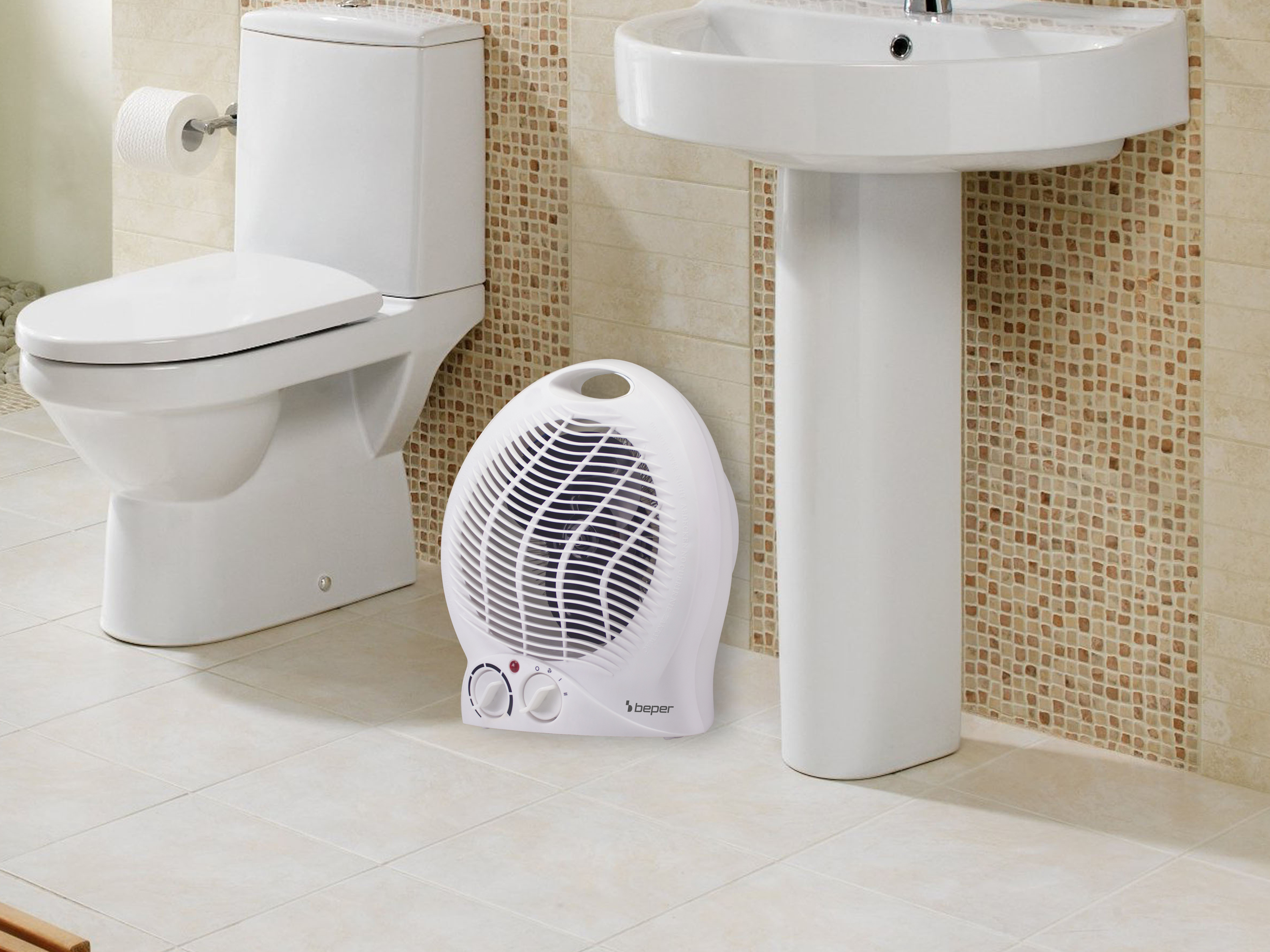 Un bagno bianco con wc, lavandino e un termoventilatore bianco. Le pareti hanno mosaici e il pavimento è piastrellato.