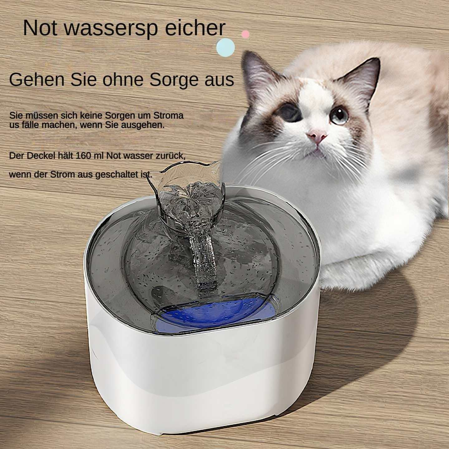Eine Katze blickt in der Nähe eines weißen Wasserbrunnens nach oben. Der Brunnen ist mit Wasser gefüllt. Deutscher Text beschreibt das Produkt.