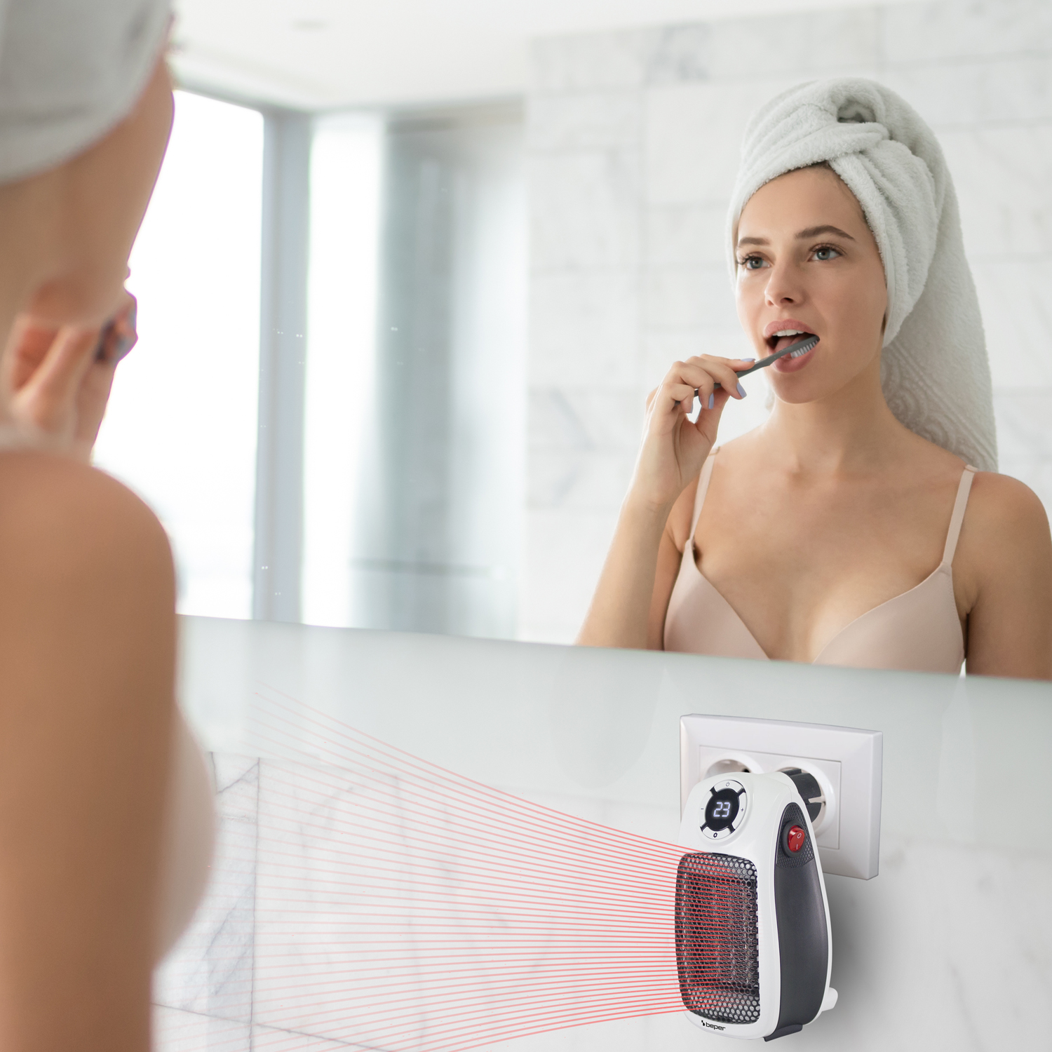 Donna che si lava i denti davanti a uno specchio, con un piccolo termosifone collegato sotto. Indossa un asciugamano sulla testa.