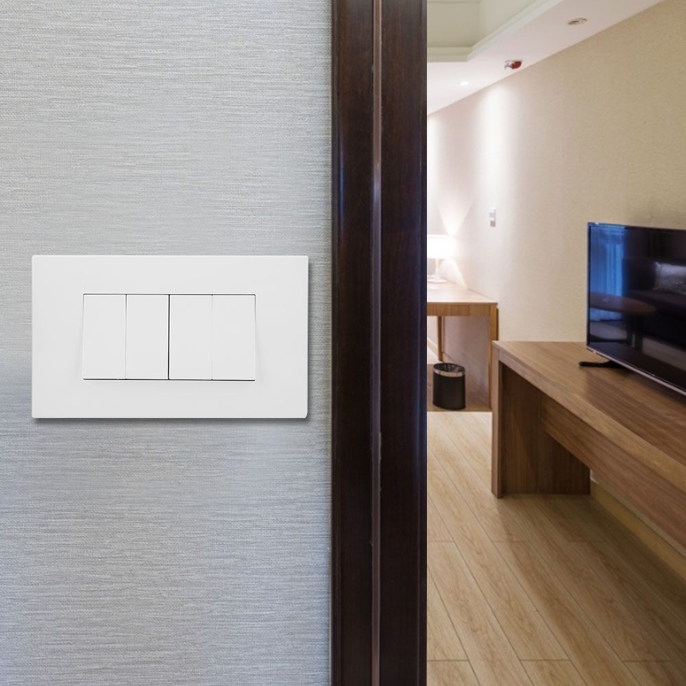 Ein weißer Lichtschalter mit vier Knöpfen an einer strukturierten grauen Wand. Ein Türrahmen zeigt ein Zimmer mit Fernseher und Holzmöbeln.