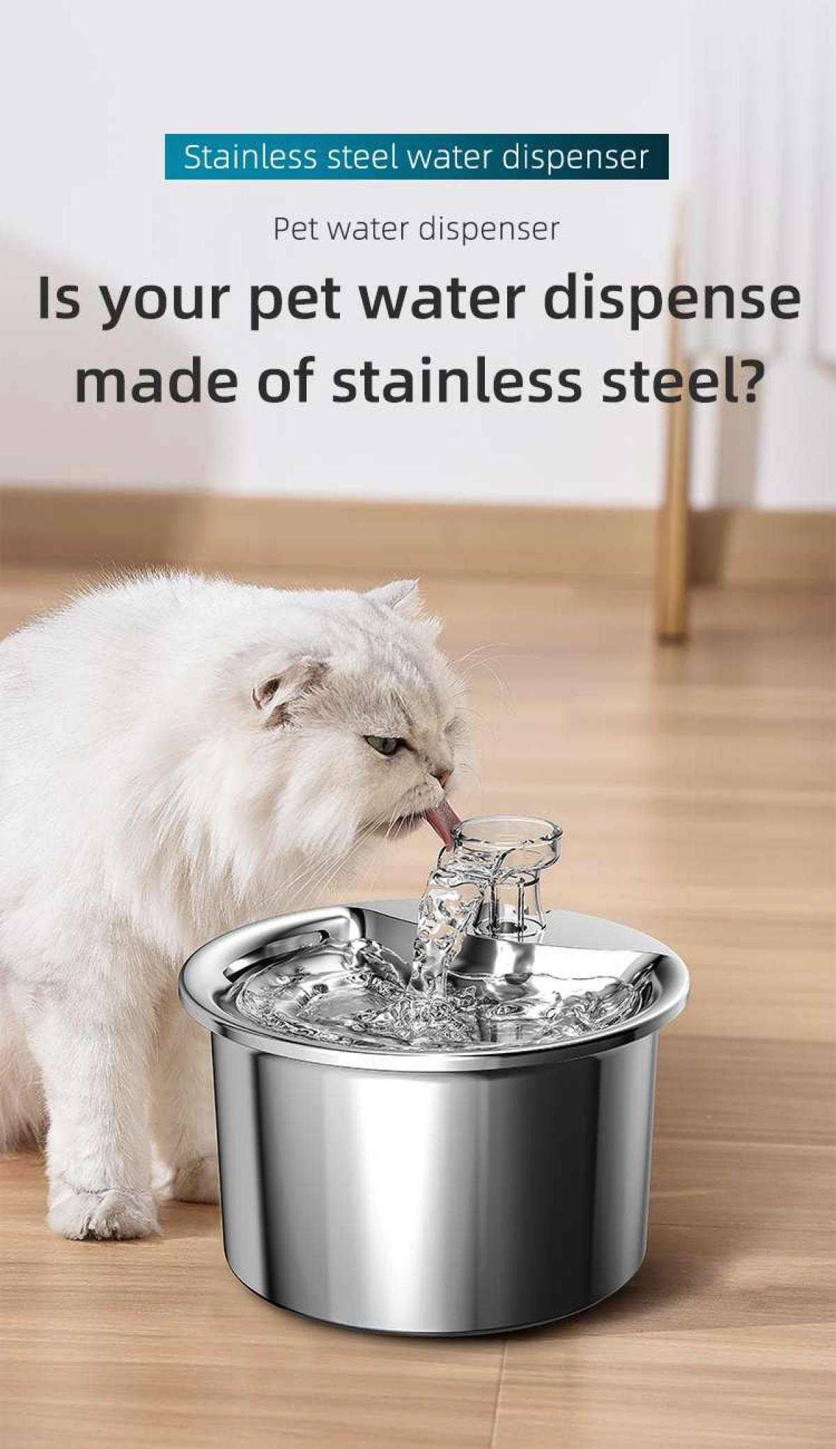 Eine weiße Katze trinkt aus einem Wasserspender aus Edelstahl für Haustiere. Im Hintergrund sind ein Holzboden und Text zur Produktwerbung zu sehen.
