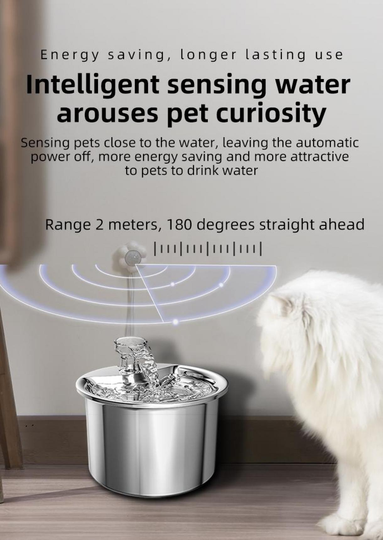 Ein silberner Trinkbrunnen für Haustiere, aus dem Wasser fließt. Eine flauschige weiße Katze ist sichtbar. Text über Energiesparen und Neugier der Haustiere.