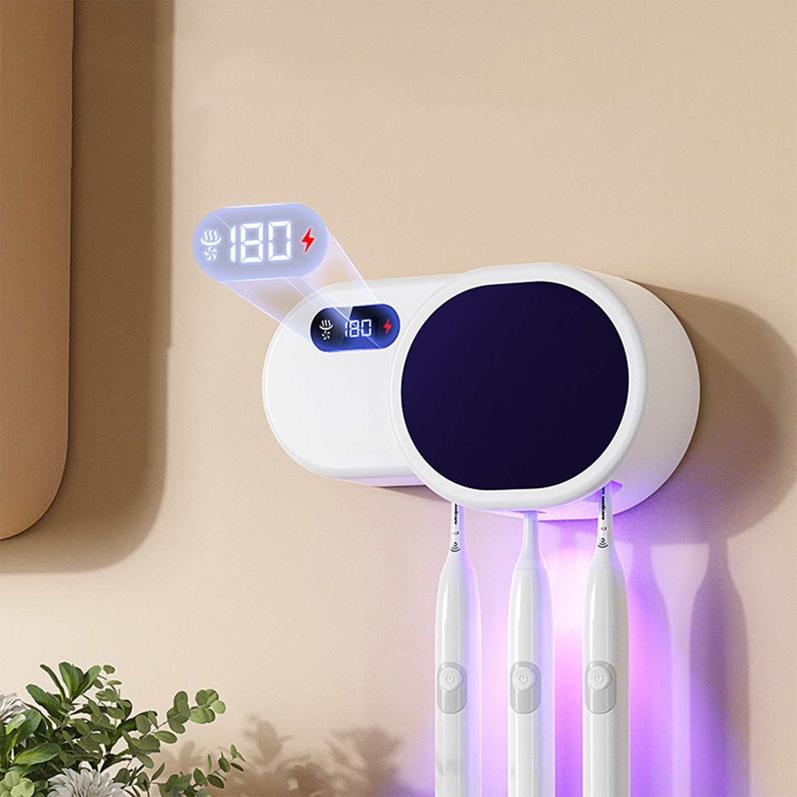 Ein weißer Zahnbürstenhalter mit drei Zahnbürsten. Er hat eine Digitalanzeige mit einer Temperatur von 180, an der Wand befestigt.