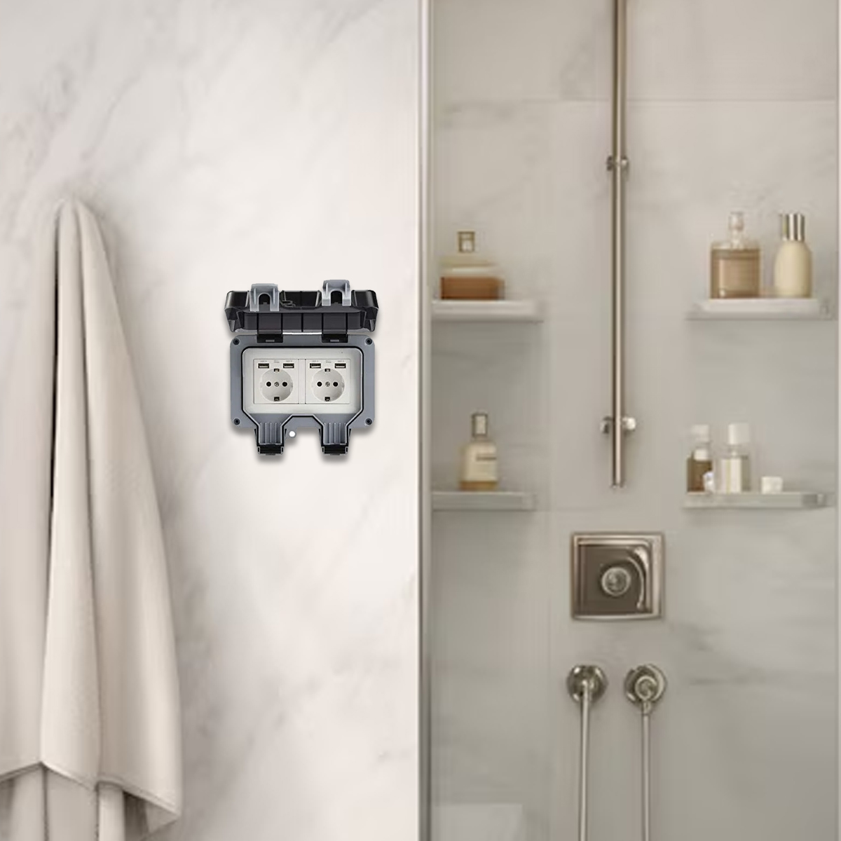 Eine Außensteckdose mit zwei Steckdosen vor einer Marmorwand. Links hängt ein Handtuch. Dusche mit Regalen im Hintergrund.