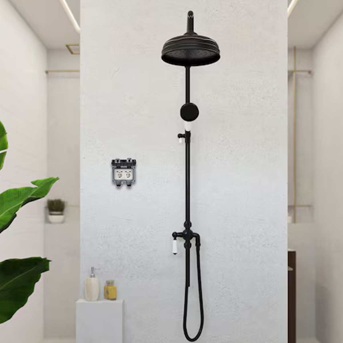 Ein schwarzer Duschkopf und Wasserhahn mit weißen Akzenten sind an einer weißen Wand montiert. Eine Steckdose befindet sich an der Wand. Eine Pflanze ist in der Ecke.