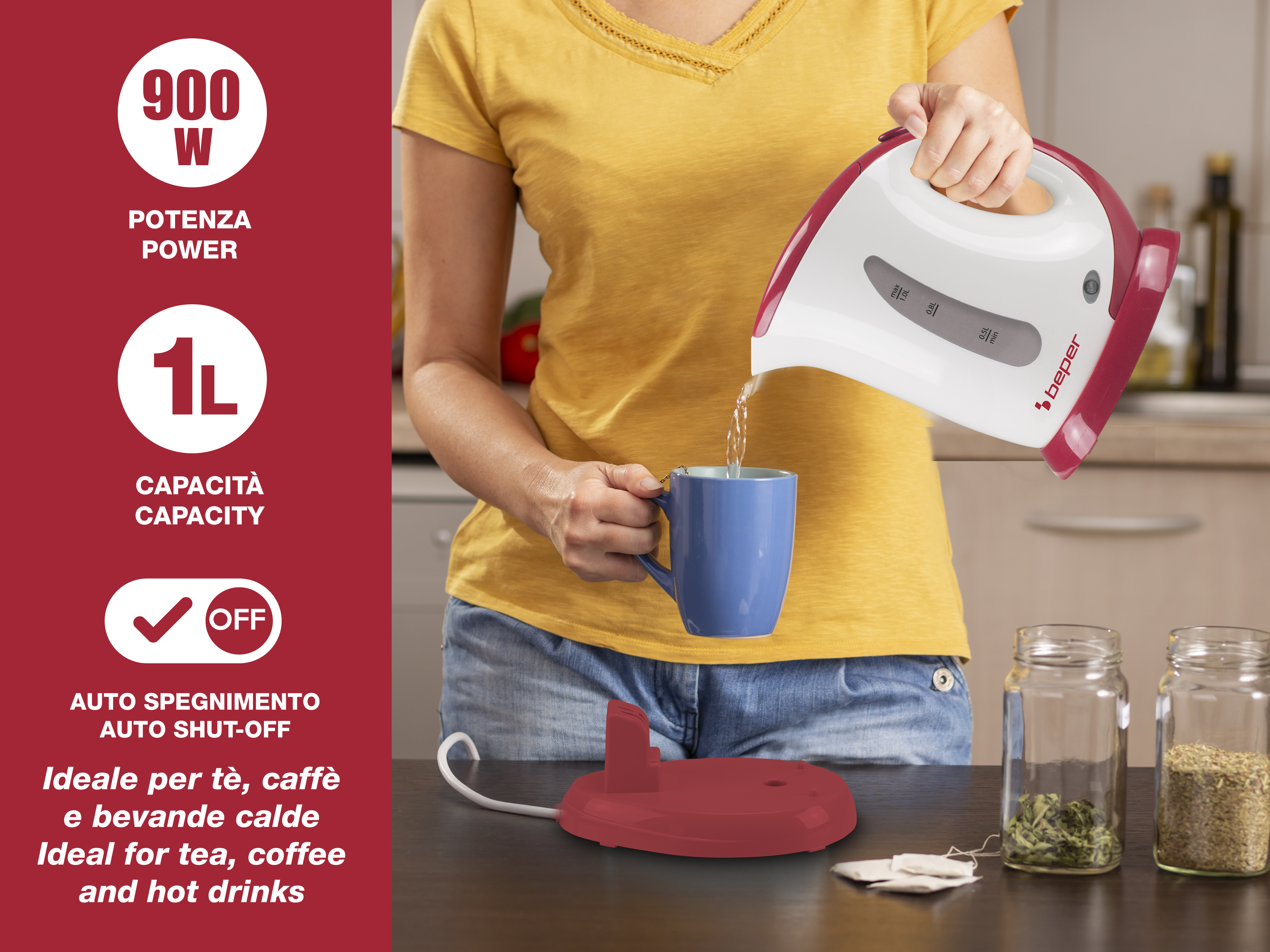Una persona versa acqua da un bollitore elettrico bianco e rosso in una tazza blu. Ci sono barattoli e bustine di tè.