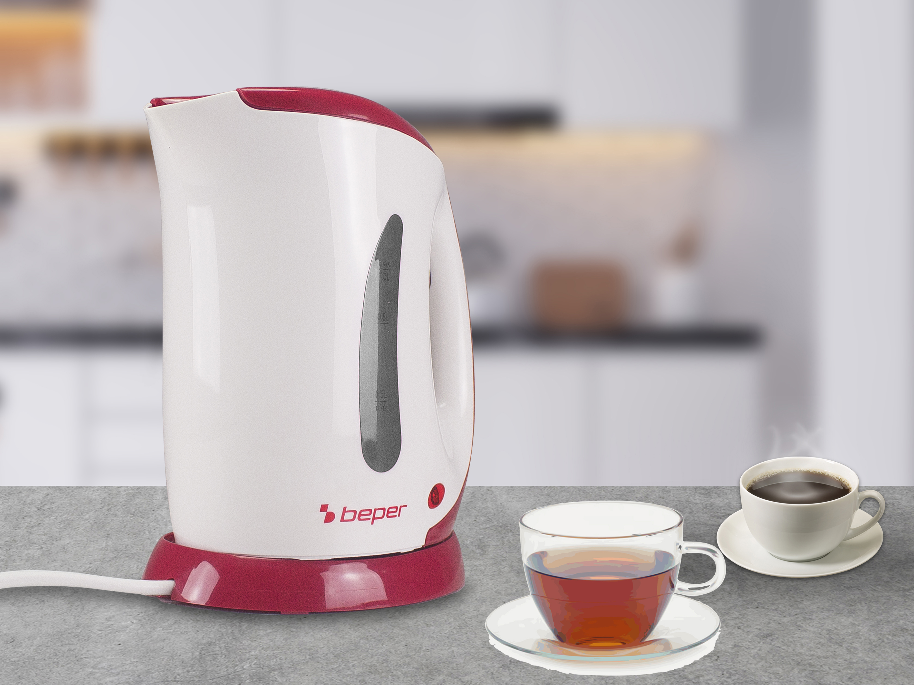 Un bollitore elettrico bianco e rosso, una tazza di tè e una tazza di caffè su una superficie grigia. Lo sfondo è sfocato.