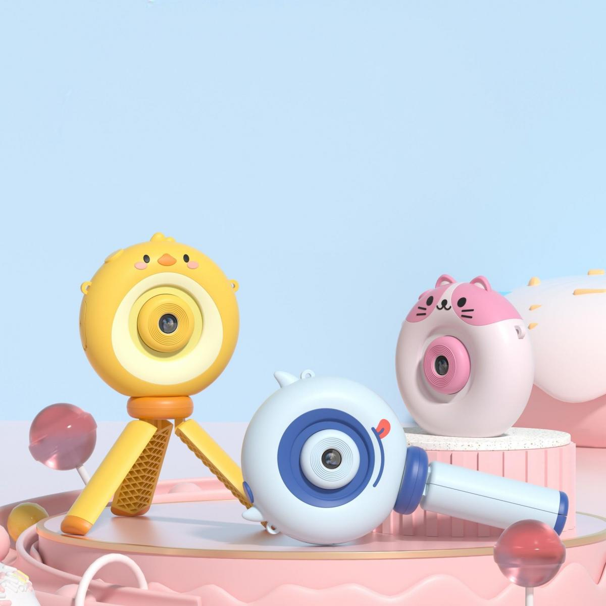 Drei Spielzeugkameras: gelbes Küken, weiß-blau mit Griff und rosa Katze. Auf rosa Plattformen, Lutscher und blauem Hintergrund.