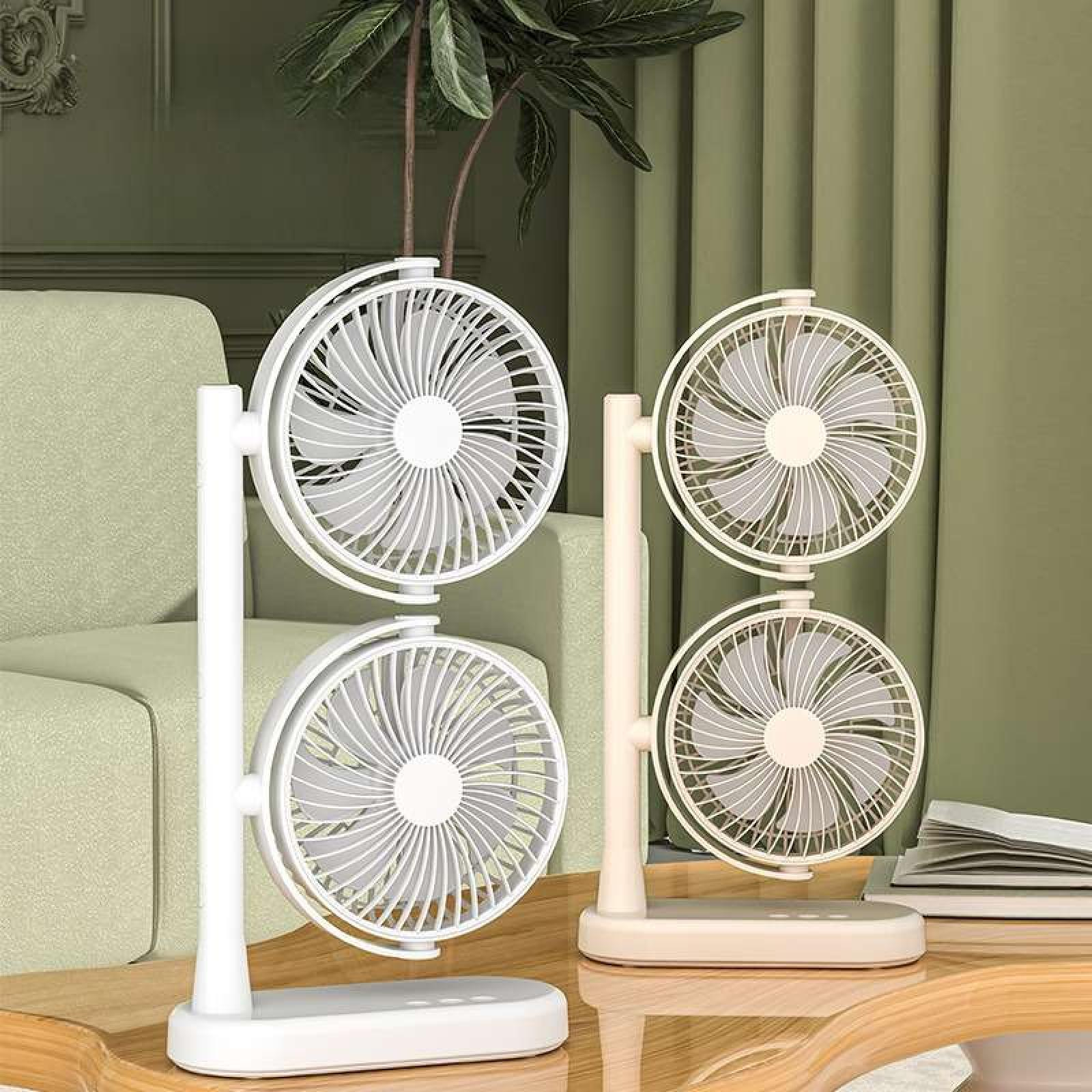 Zwei Doppelventilator-Einheiten auf einem Tisch. Eines ist weiß, das andere beige. Grüner Hintergrund mit Pflanze und Sofa.