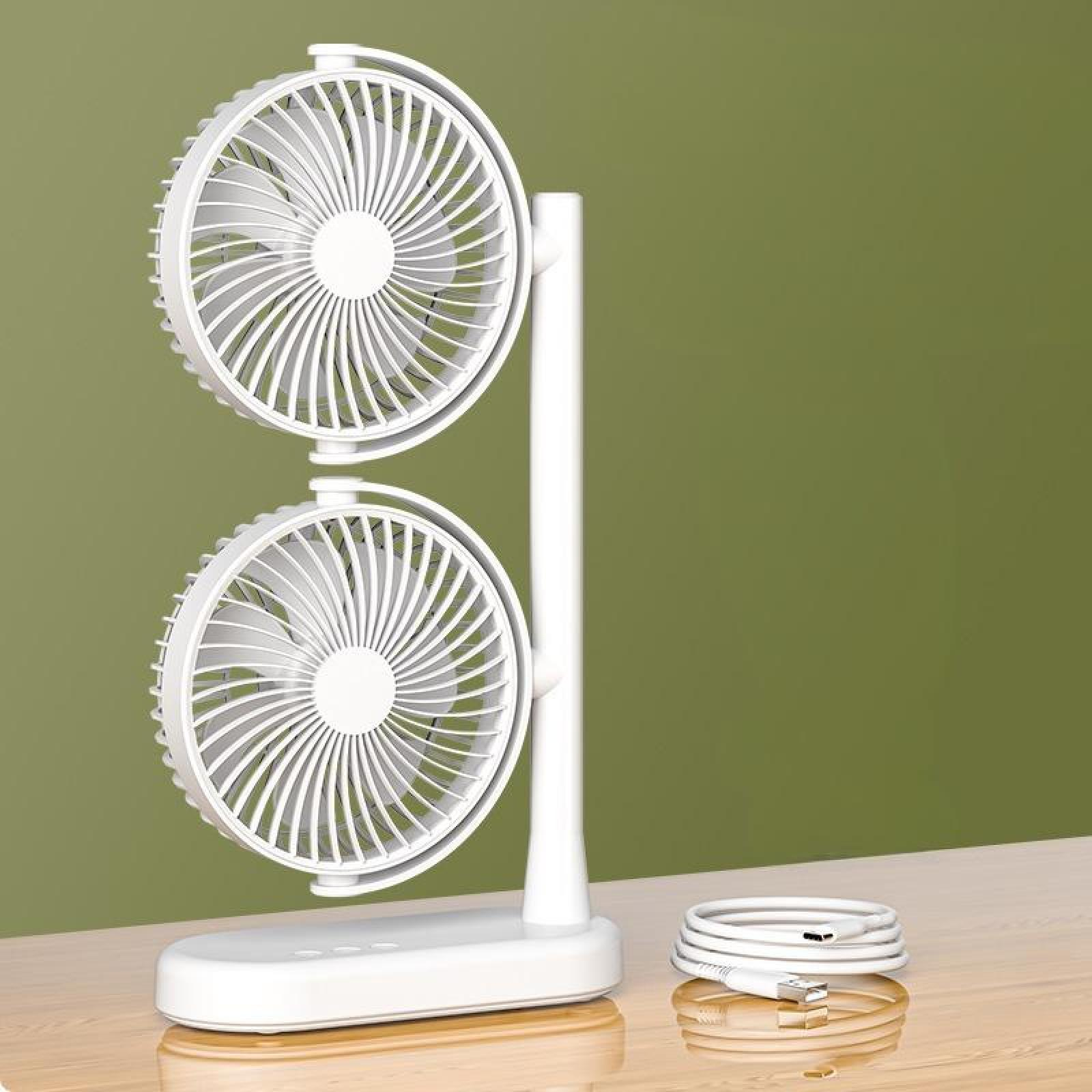 Ein weißes Doppelventilatorgerät mit USB-Kabel steht auf einer Holzoberfläche vor grünem Hintergrund.