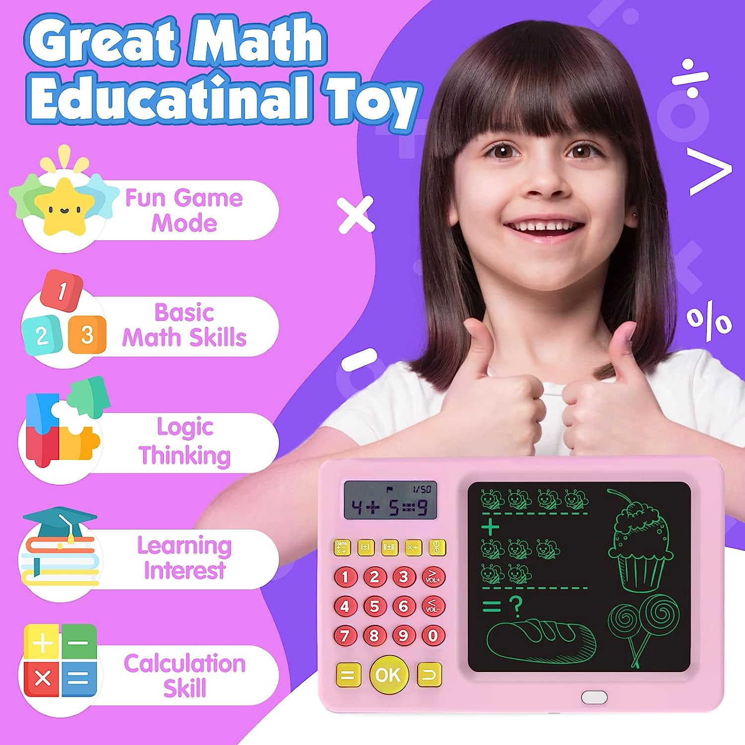 Ein Mädchen mit einem Mathespielzeug. Das Spielzeug hat einen Bildschirm mit Zeichnungen und Zahlen. Das Mädchen lächelt und gibt Daumen hoch.
