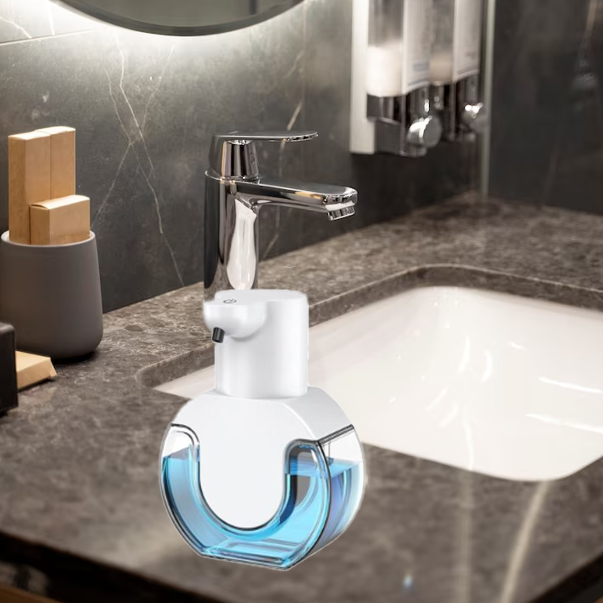 Badezimmerszene mit weißem Seifenspender mit blauer Flüssigkeit, Chromarmatur, Waschbecken und einem Behälter mit braunen Boxen.