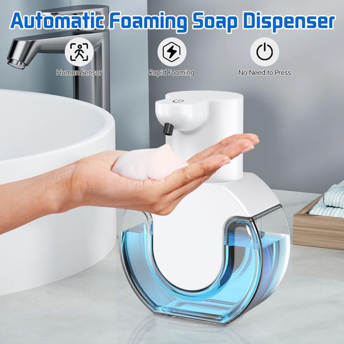Ein weißer, automatischer Schaumseifenspender gibt Schaum in eine Hand ab. Der Spender hat einen blauen Flüssigkeitsbehälter. Im Hintergrund befindet sich ein Wasserhahn.