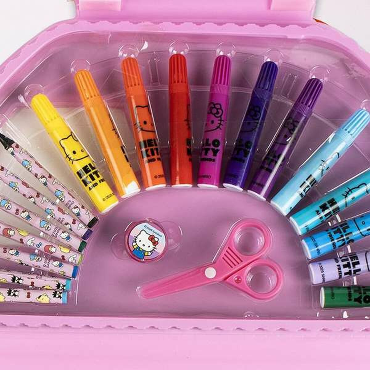 Ein pinkes Hello Kitty Kunstset mit Markern, Buntstiften, einer Schere und einer Anstecknadel. Marker in verschiedenen Farben.