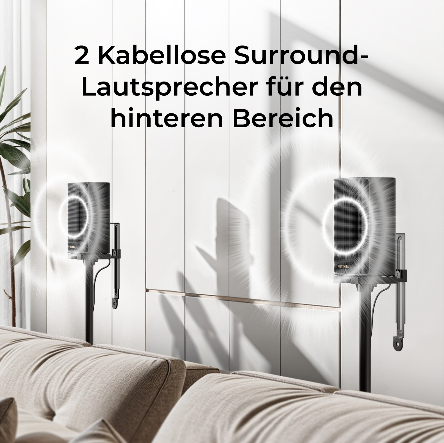 Zwei schwarze Lautsprecher auf Ständern mit einer Couch davor. Weißer Wandhintergrund mit Text. Lautsprecher senden Schallwellen aus.