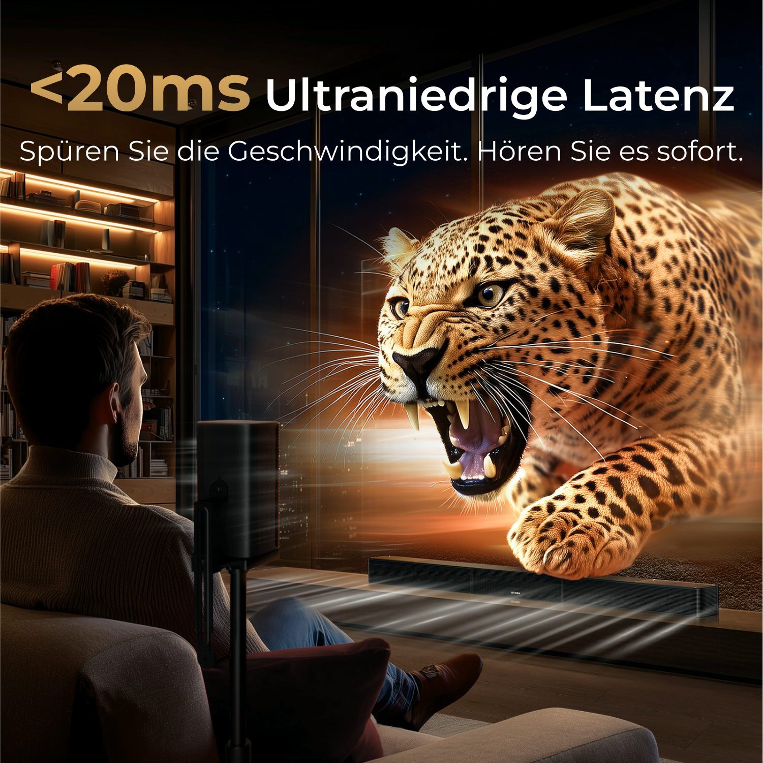 Ein Mann sieht einen brüllenden Leoparden auf einem Bildschirm. Der Raum hat Lautsprecher, ein Sofa und Text, der besagt: '<lt/>20ms Ultra-Low Latency'.