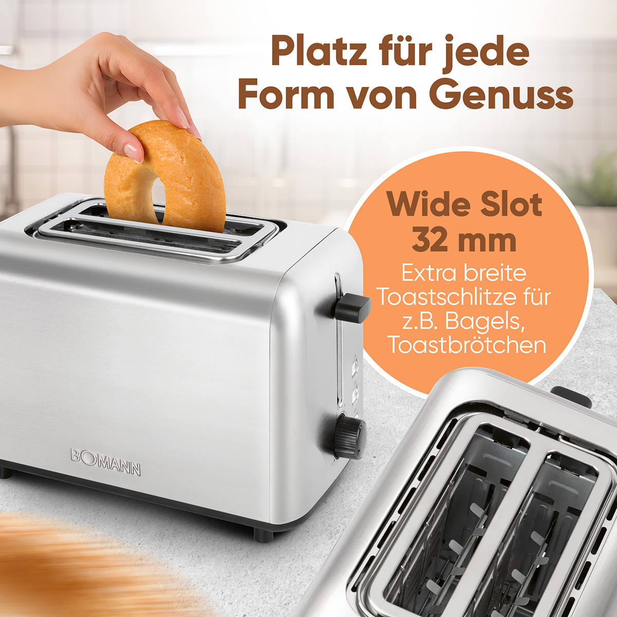 Eine Hand legt einen Bagel in einen silbernen Toaster. Der Toaster hat breite Schlitze und Text für Bagels und Toast.