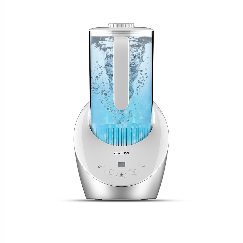 Ein weiß-silberner Wasserreiniger mit einem transparenten Zylinder, der mit blauem Wasser gefüllt ist. Knöpfe und ein Logo sind vorne.