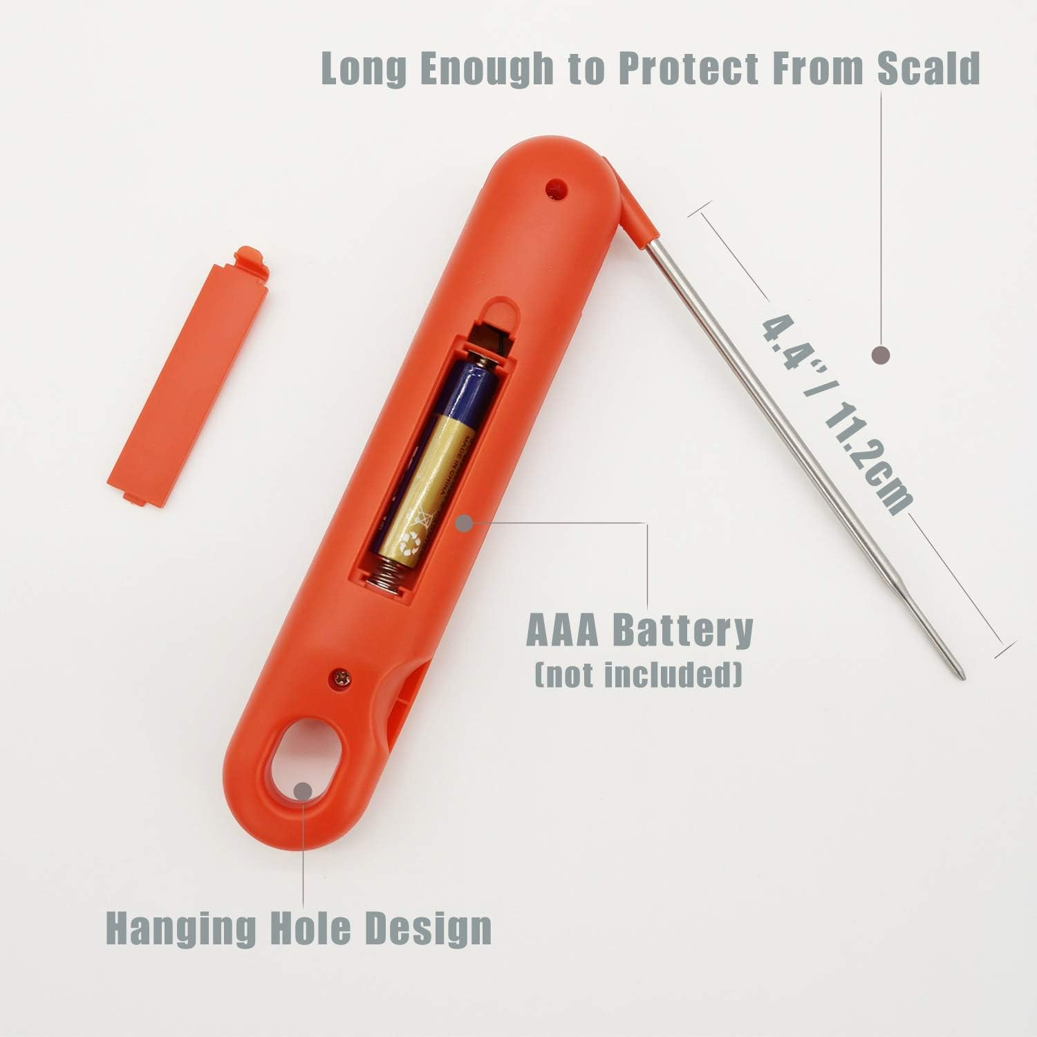 Ein orangefarbenes digitales Thermometer mit Sonde, offenem AAA-Batteriefach und Aufhängeloch. Text: Lang genug, um vor Verbrühungen zu schützen.