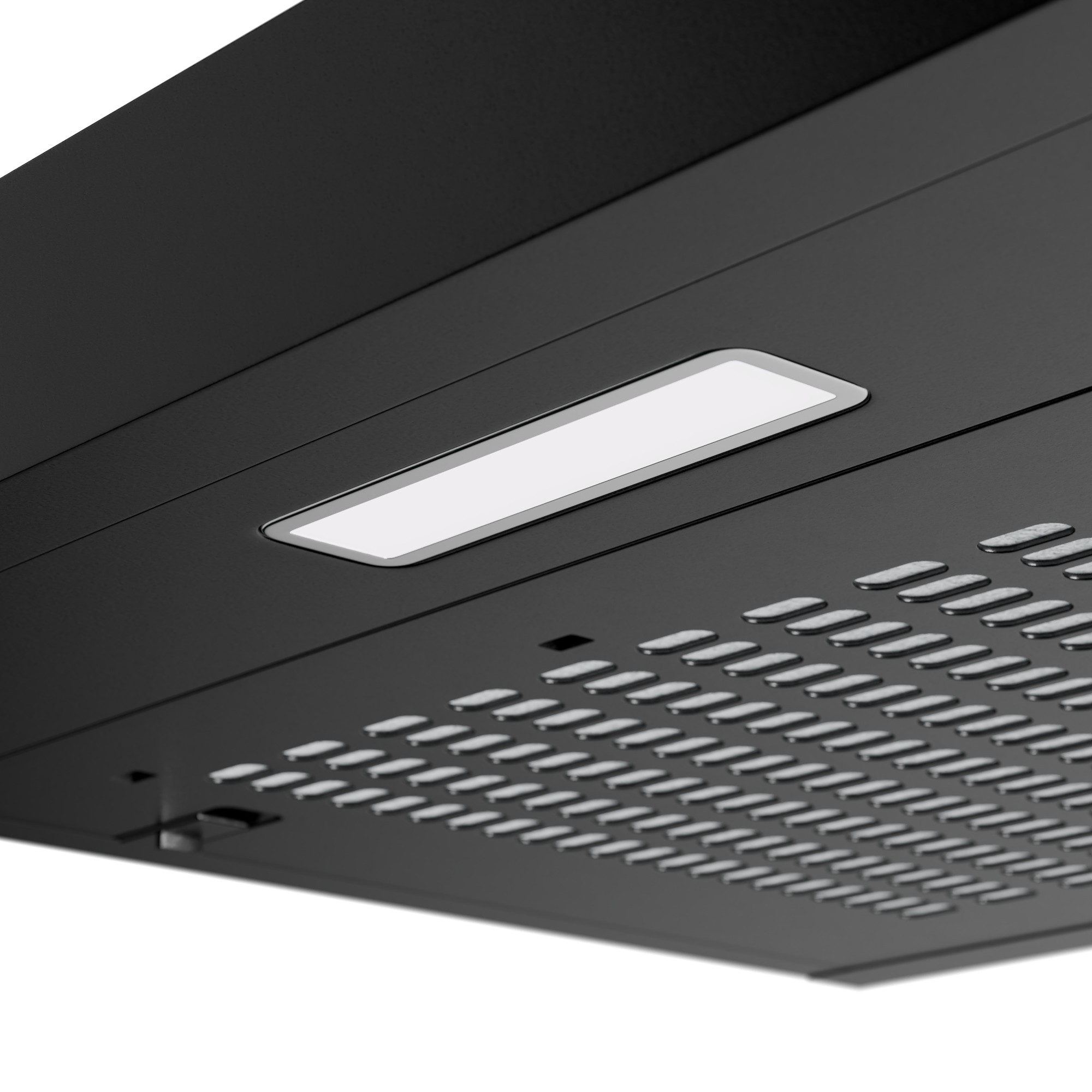 Primer plano de una campana extractora negra con luz rectangular y ranuras de ventilación. Fondo blanco.