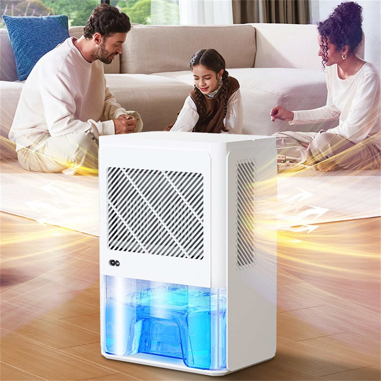 Eine Familie sitzt in der Nähe eines weißen Luftentfeuchters. Der Luftentfeuchter hat einen blauen Wassertank. Die Szene spielt sich in Innenräumen ab.