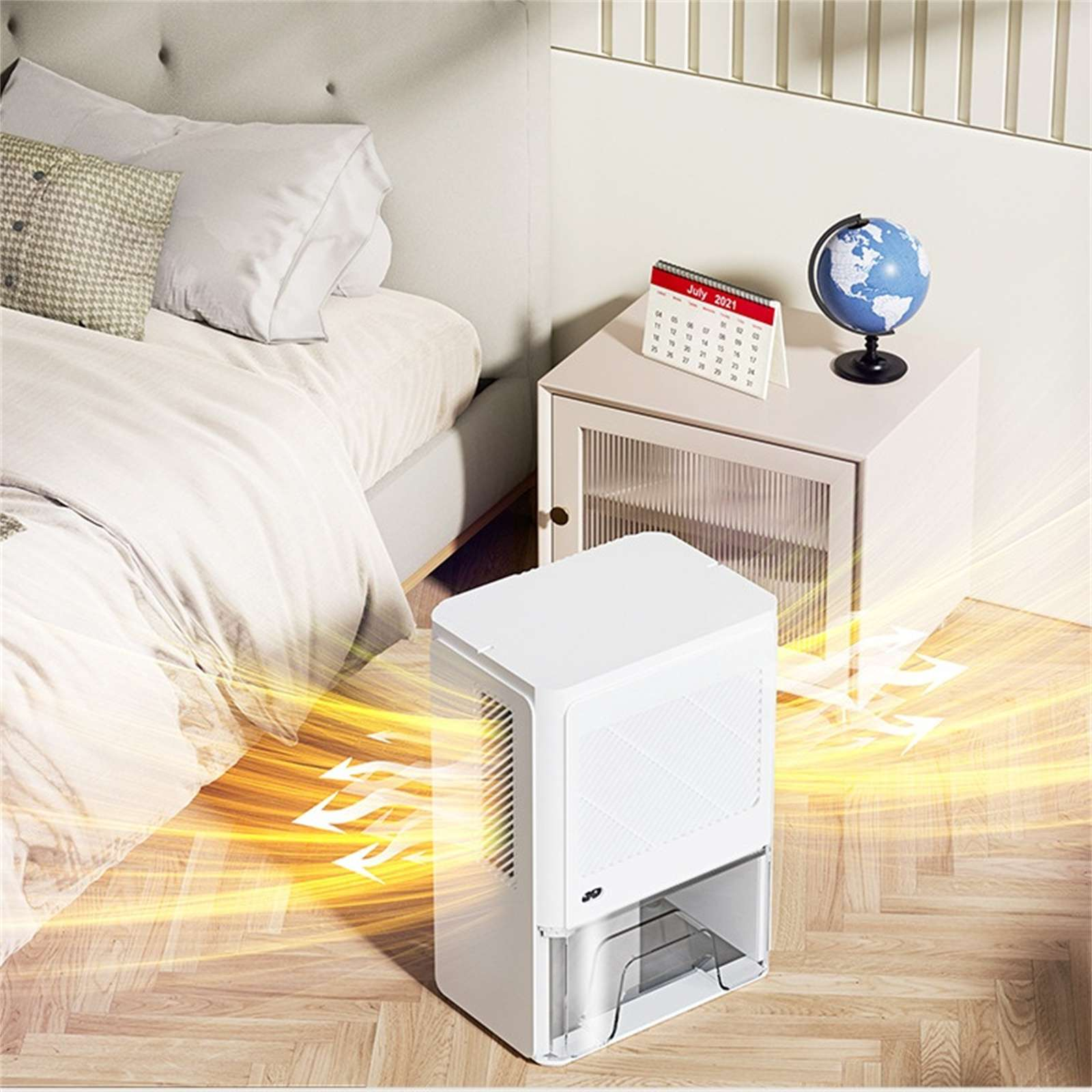Weißer Luftentfeuchter in einem Schlafzimmer. Bett mit Kissen, Nachttisch mit Globus und Kalender. Warmluft-Effekt.