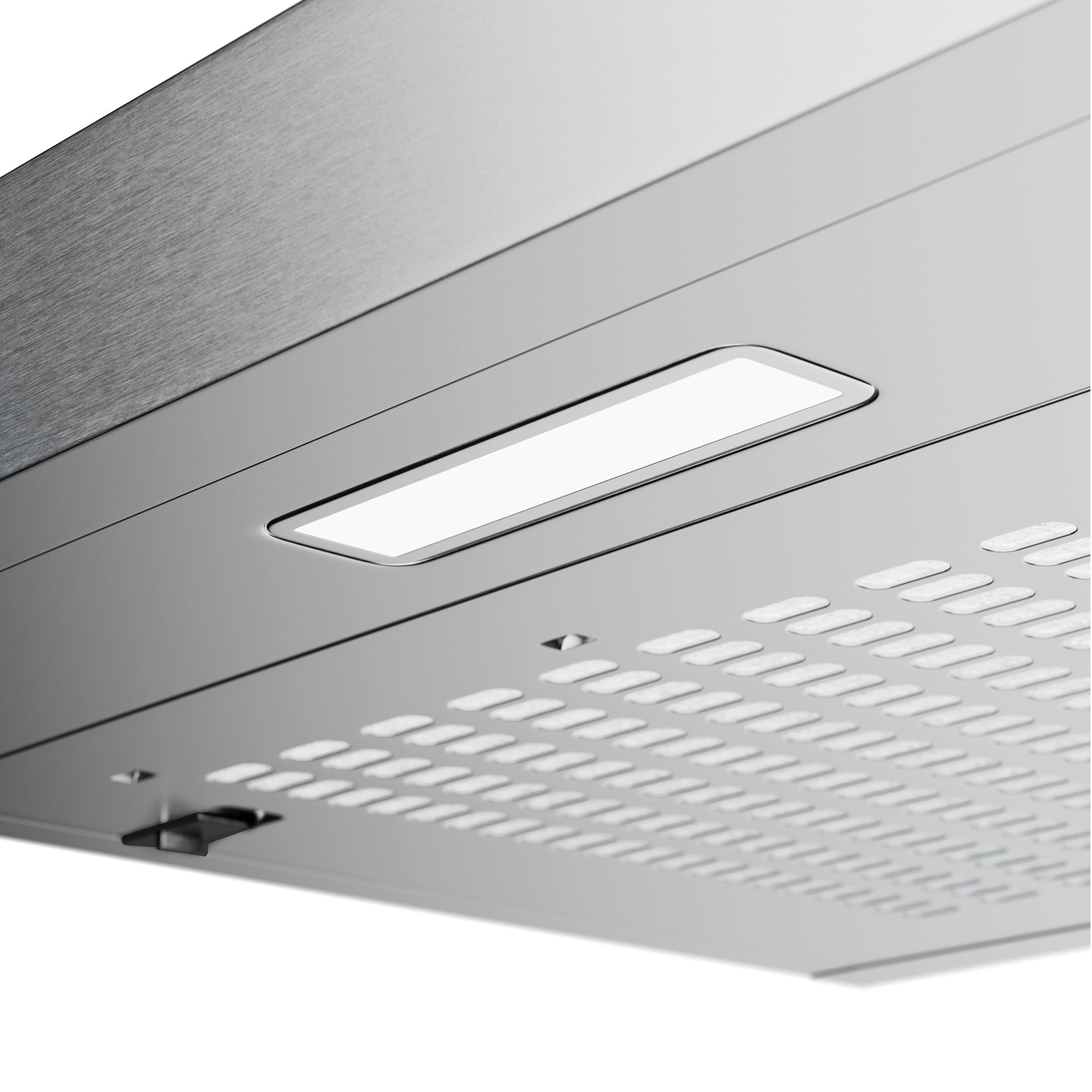 Primer plano de una campana extractora de acero inoxidable. Tiene una luz rectangular, orificios de ventilación y un interruptor negro.