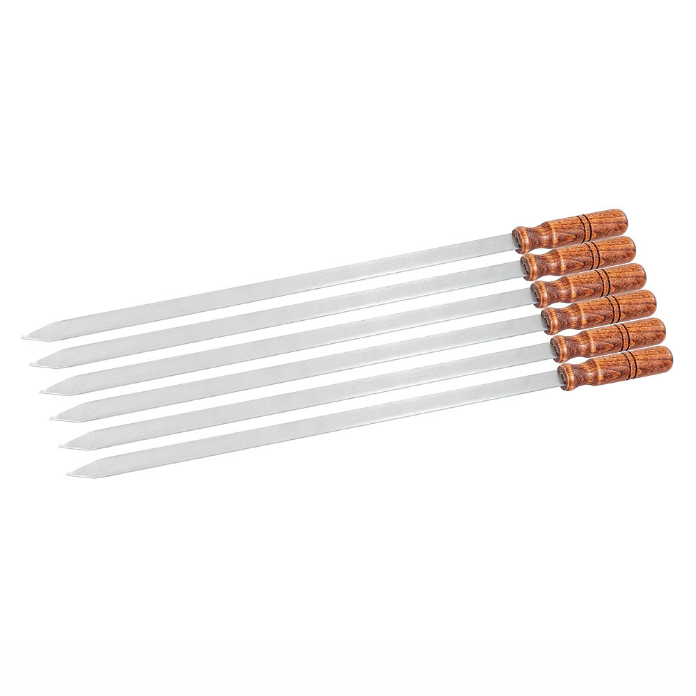 Sechs Metallspieße mit Holzgriffen sind diagonal angeordnet. Das Metall ist silberfarben, die Griffe sind braun.