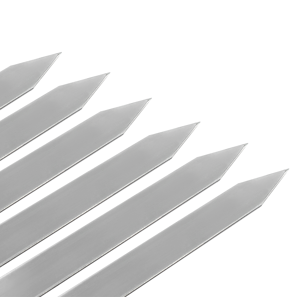 Sechs Metallspieße mit spitzen Enden sind diagonal angeordnet. Der Hintergrund ist weiß.