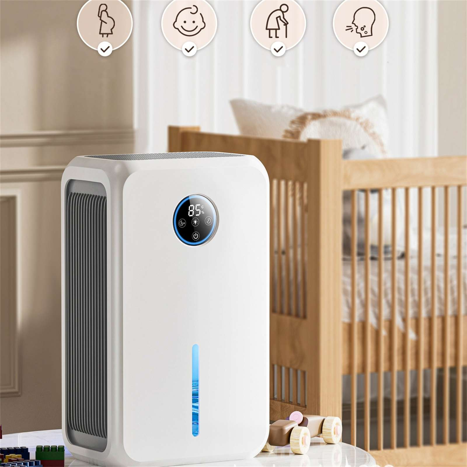 Weißer Luftreiniger mit Digitalanzeige, Holzkinderbett im Hintergrund. Symbole für Baby, Schwangere und ältere Person darüber.