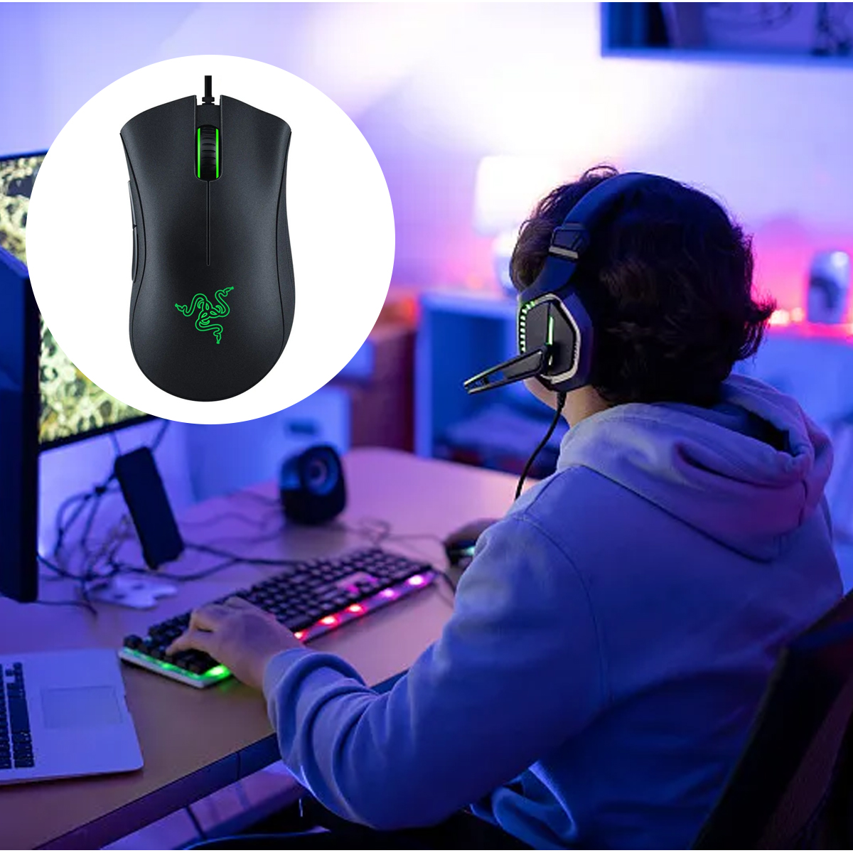 Eine Person mit Headset spielt, verwendet Tastatur und Maus. Eine schwarze Maus ist im Einsatz.