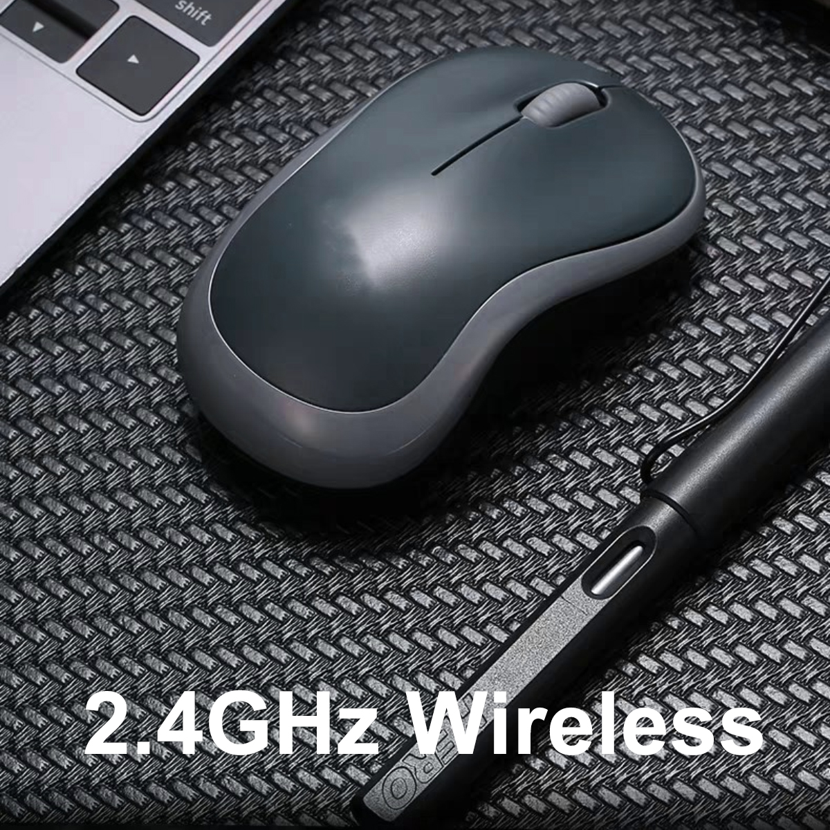 Eine kabellose Maus und ein Stift auf einer strukturierten Oberfläche. Die Maus ist grau mit einem Scrollrad, der Stift schwarz.