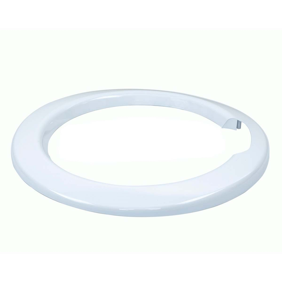 Un anillo de plástico blanco, de forma ovalada, con una pequeña muesca en un lado, sobre un fondo gris claro.