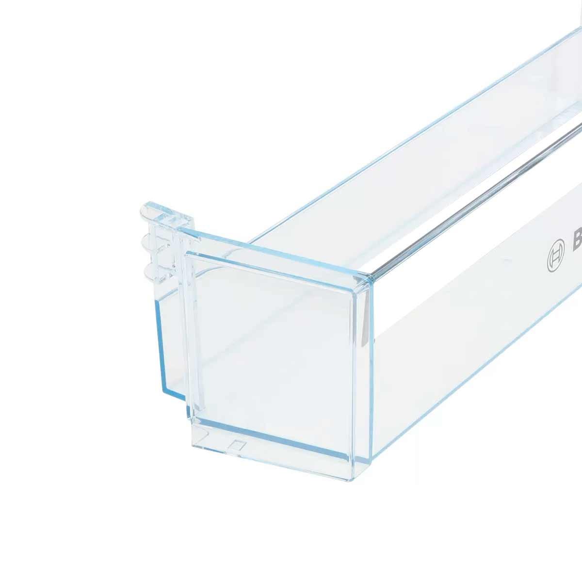 Primer plano de un cajón de refrigerador de plástico transparente. Tiene forma rectangular con borde azul, fondo blanco y un logo de Bosch.