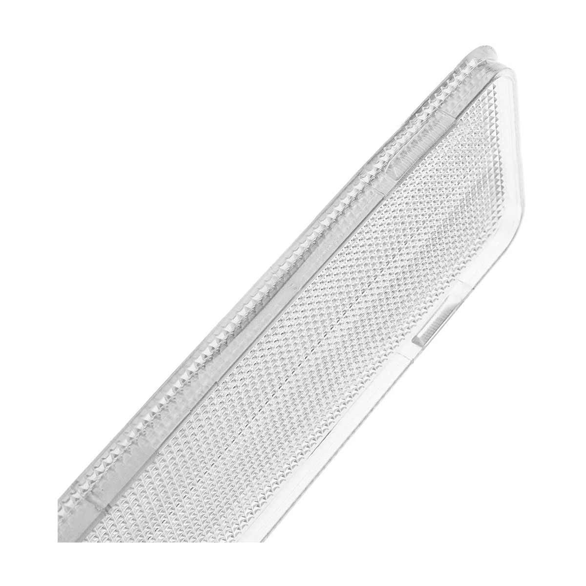 Una pieza de coche clara y rectangular con superficie texturizada, probablemente un reflector, contra fondo blanco.
