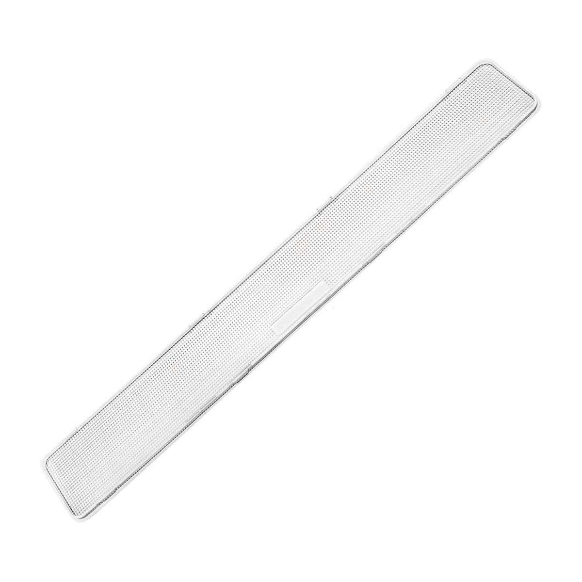Una rejilla de altavoz rectangular blanca con pequeños agujeros y una pieza rectangular blanca en el medio, sobre un fondo blanco.