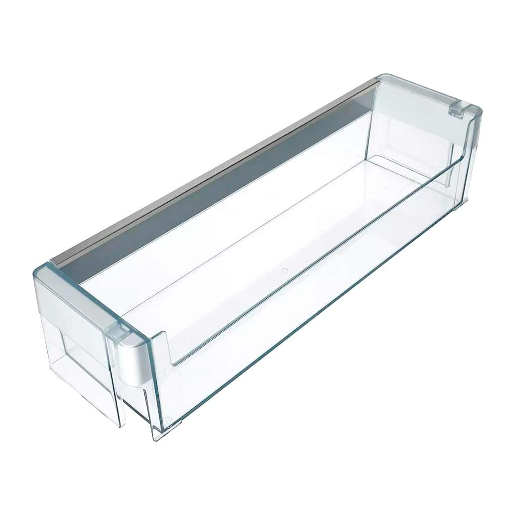 Un estante de refrigerador rectangular transparente con borde plateado. Parece vacío sobre un fondo blanco. El estante es transparente.