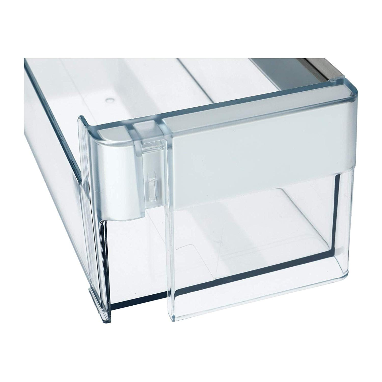 Primer plano de un cajón de refrigerador de plástico transparente. El cajón es rectangular, con frente blanco y contorno negro.