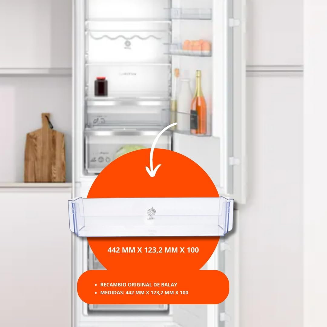 Refrigerador abierto muestra estantes y contenido. Un círculo naranja resalta un cajón transparente con dimensiones, más texto sobre repuestos.