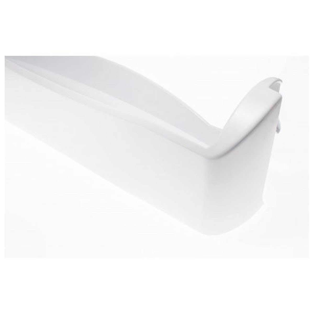 Un estante blanco para la puerta del refrigerador. El estante es curvo y tiene un asa en el lado derecho. El fondo es blanco.