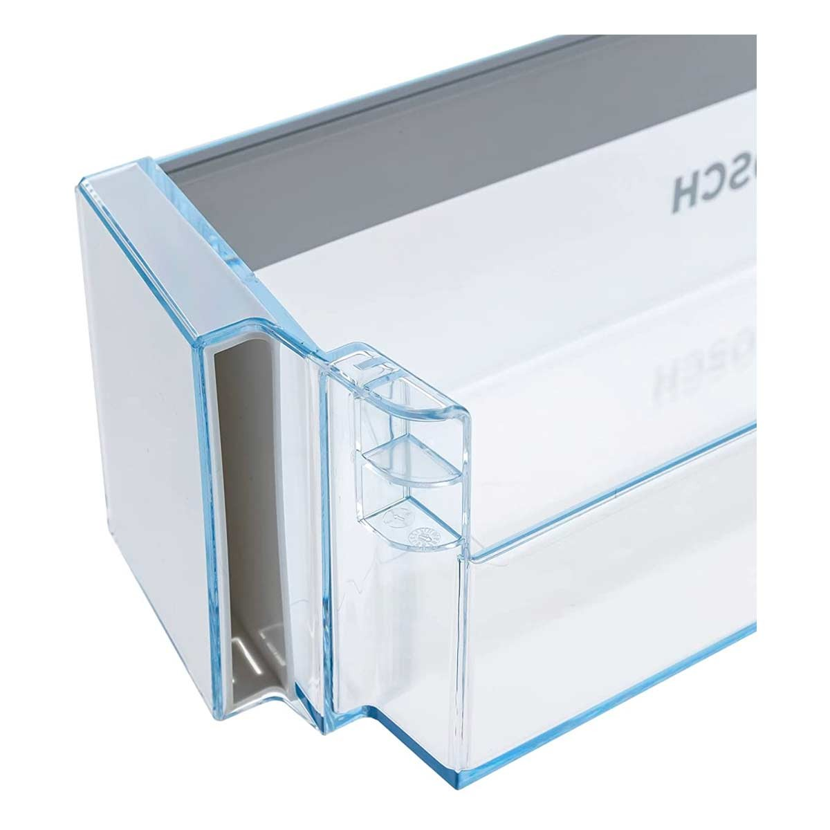 Vista de cerca de un cajón de refrigerador. Es blanco y transparente con borde azul.