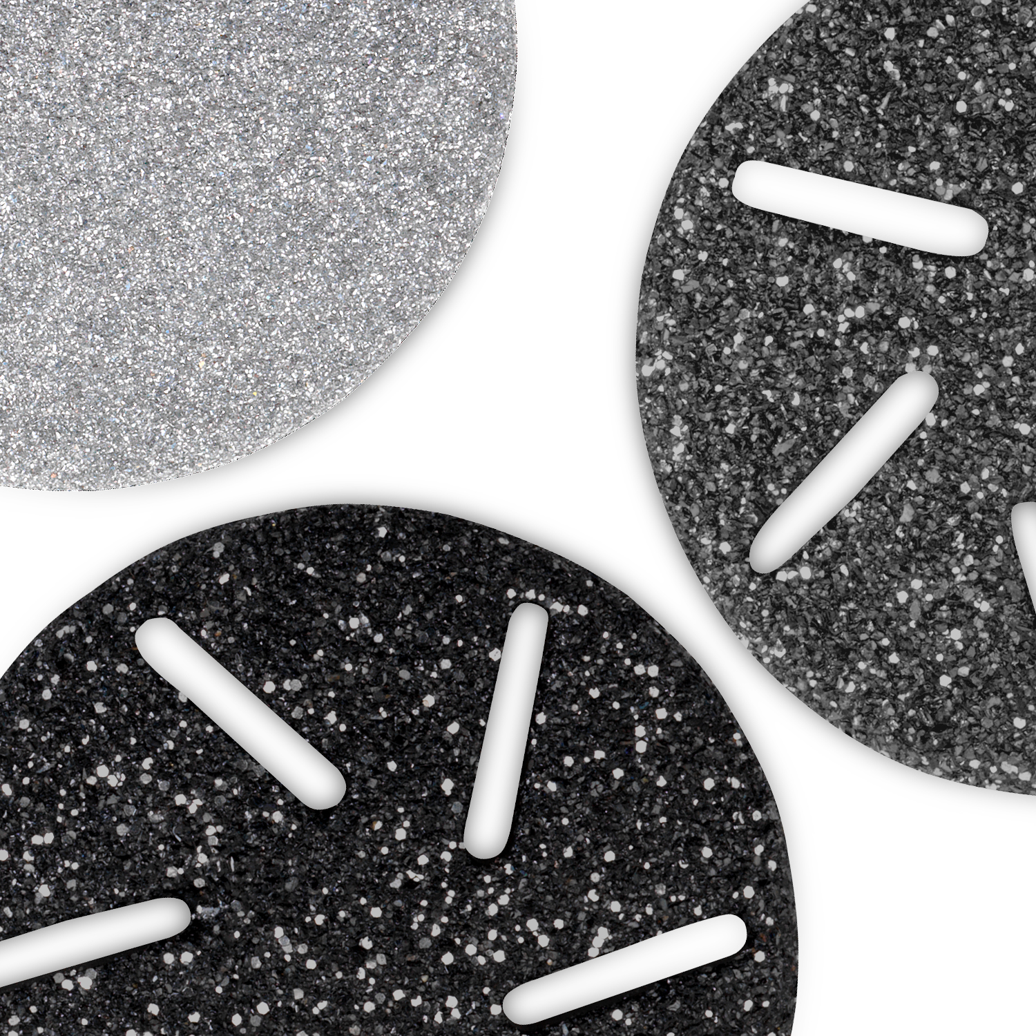 Trzy okrągłe kształty z nakrapianymi teksturami. Dwa czarne i jeden srebrny. Białe paski na czarnych kształtach.