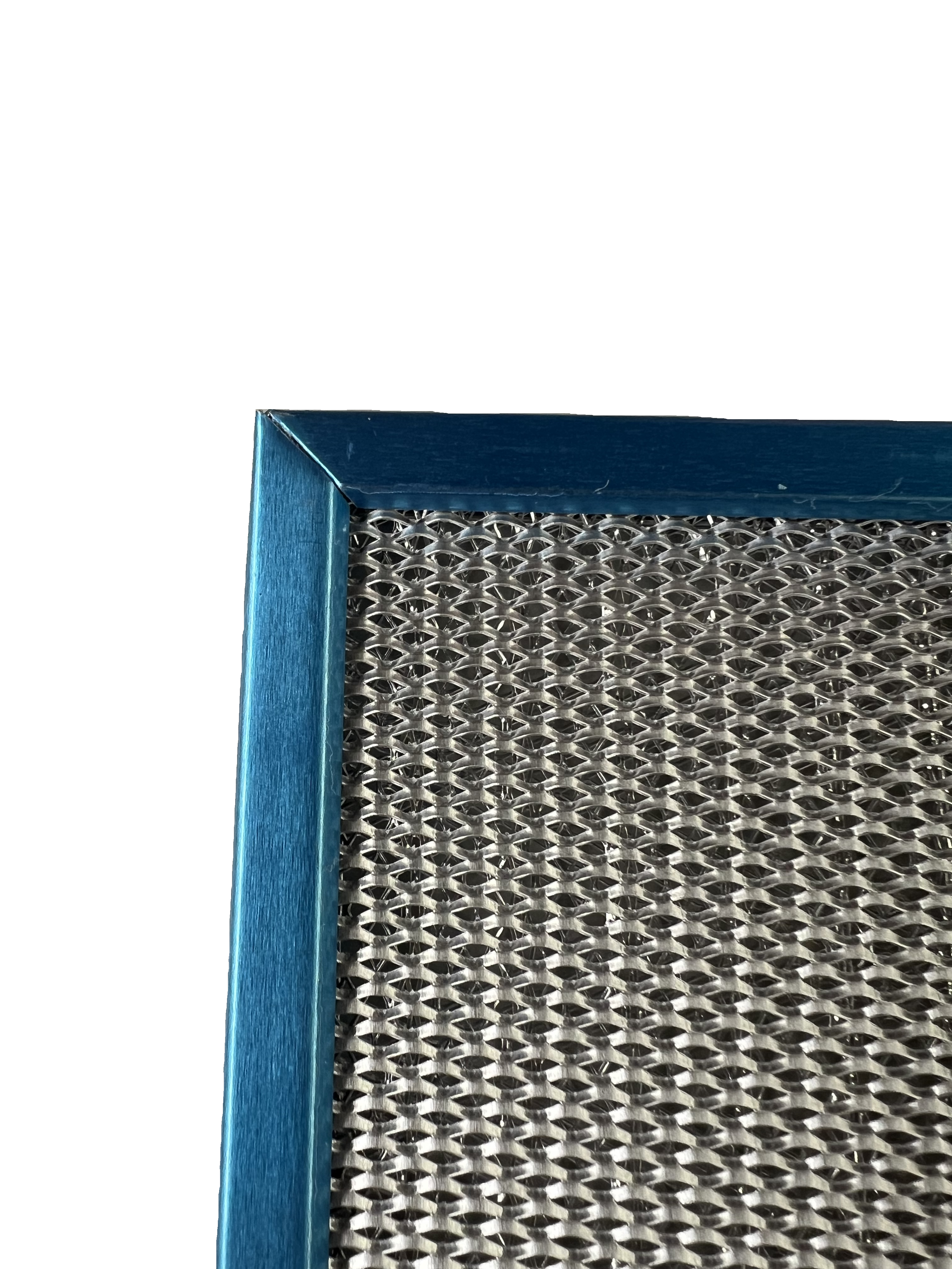 Un marco metálico azul rodea una malla metálica con agujeros en forma de diamante, sobre fondo blanco.
