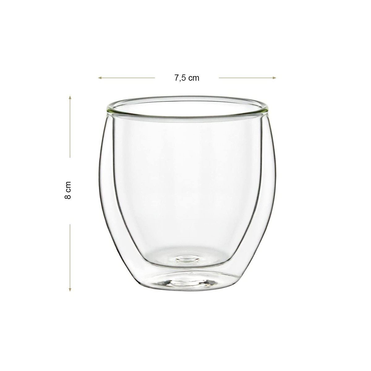 Una taza de vidrio transparente de doble pared. Dimensiones: 8 cm de alto y 7,5 cm de ancho. La taza está sobre fondo blanco.