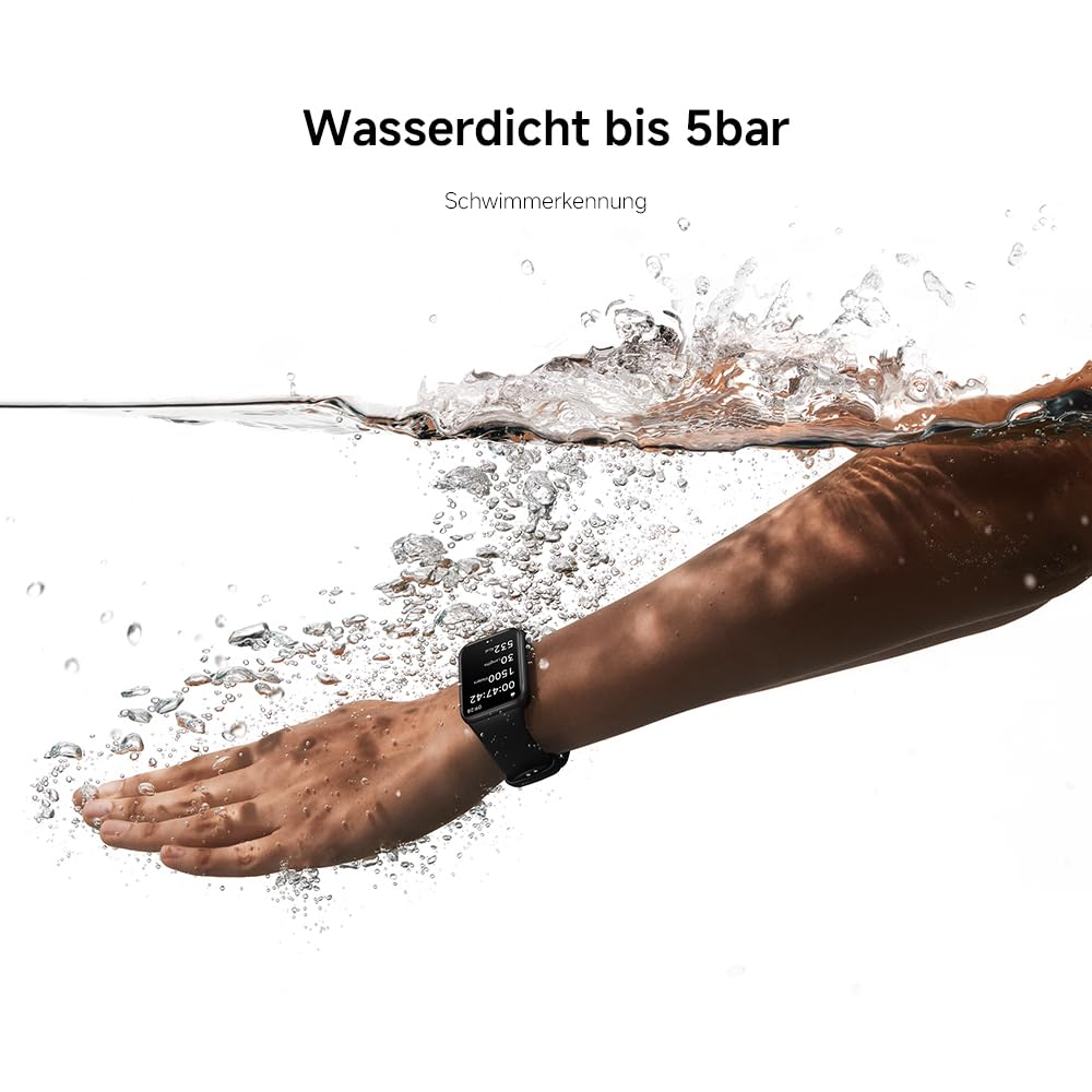 Eine Hand mit Smartwatch ist in Wasser getaucht. Wasserblasen und -spritzer umgeben die Hand, was auf Schwimmaktivität hindeutet. Text auf Deutsch oben.