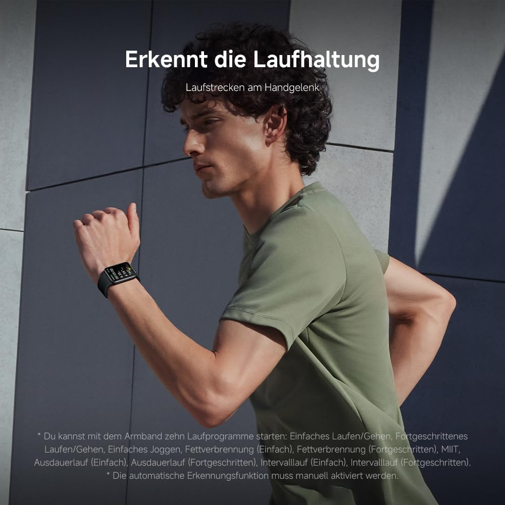 Ein Mann mit Smartwatch läuft. Er trägt ein grünes Hemd. Oben steht: 'Erkennt die Laufhaltung'.