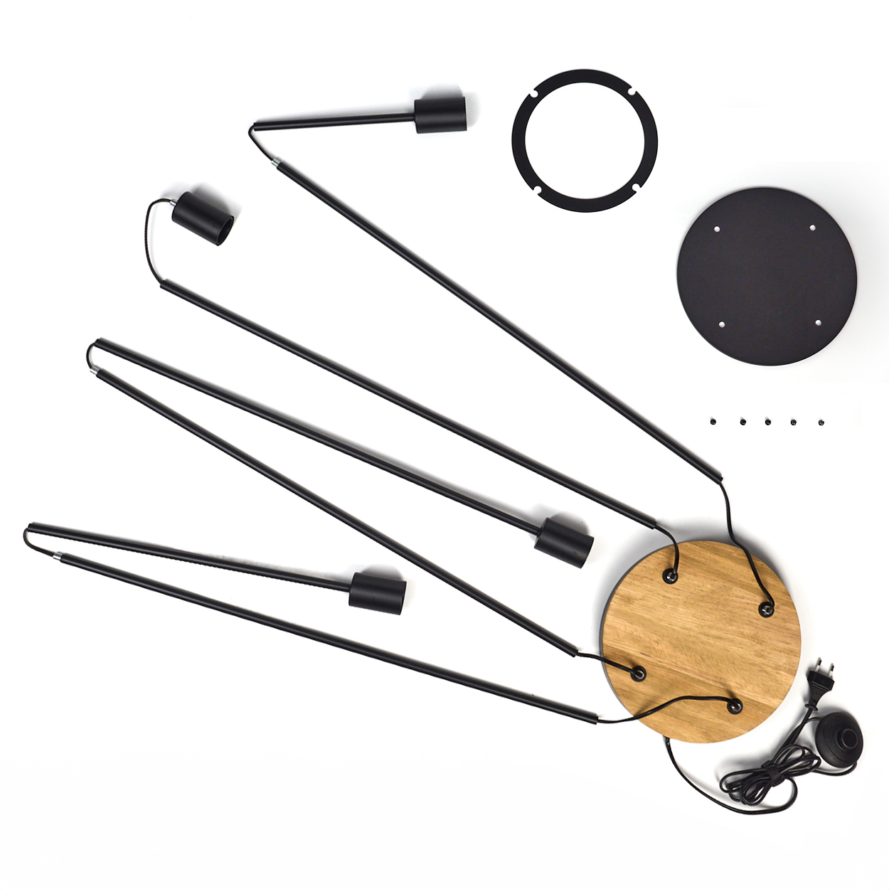 Zerlegte Lampenteile auf Weiß. Schwarze Stäbe, Holz- und schwarzer kreisförmiger Sockel, kleine Schrauben und ein Ring. Kabel und Stecker.