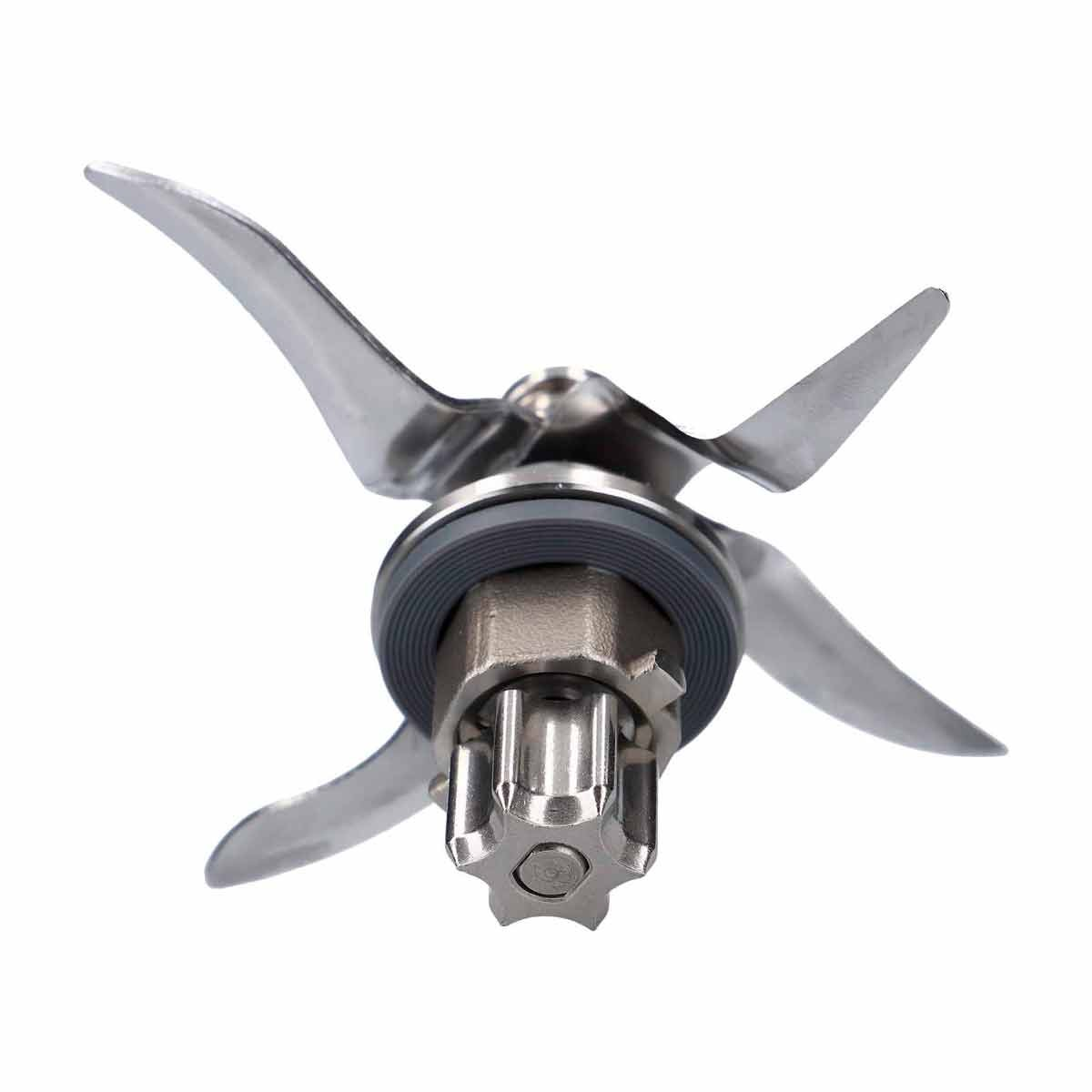 Un conjunto de cuchillas de licuadora de acero inoxidable con cuatro cuchillas curvas y una base central de metal multifacética sobre fondo blanco.
