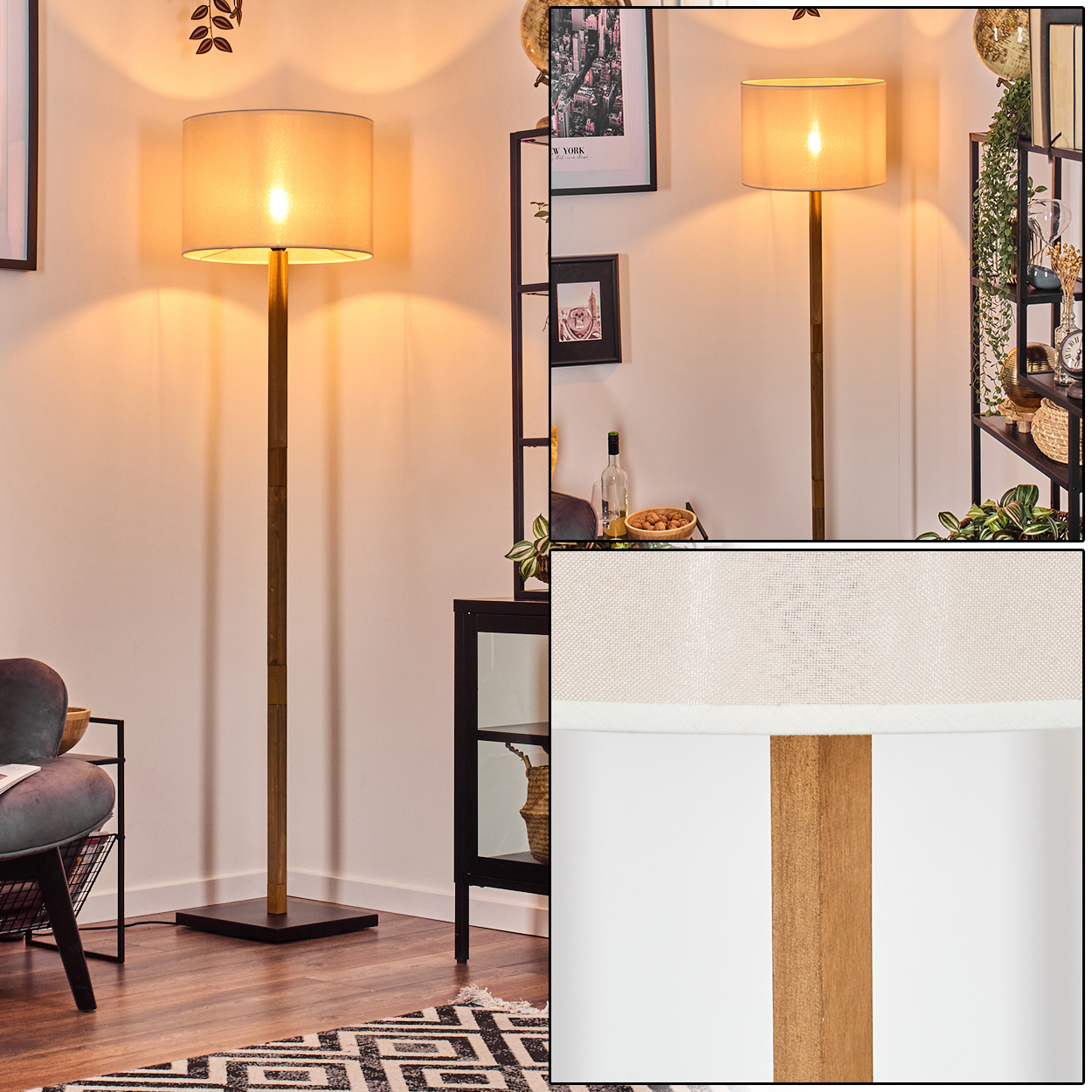 Eine hohe, beleuchtete Stehlampe mit beigem Lampenschirm. Holzstange auf schwarzem quadratischen Sockel. Wohnzimmer mit Dekorationen.